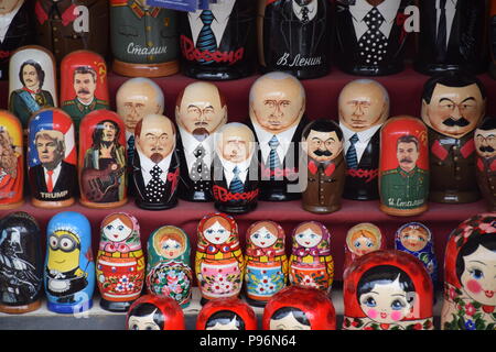 Matryoshkas de politicien russe leaders dans une boutique de souvenirs. Matrioshka est un ensemble de poupées en bois de taille décroissant placés l'un à l'intérieur d'une autre Banque D'Images