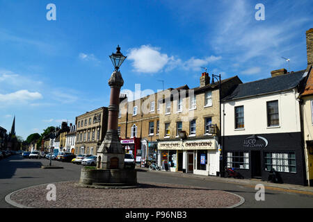 Monument commémoratif de guerre dans la ville cente à St Ives Cambridgeshire, Angleterre, Royaume-Uni. Banque D'Images