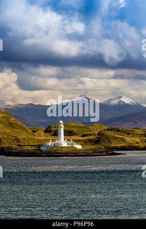 Lismore phare sur le minuscule îlot de Eilean Musdile est une vision commune de l'Oban - Mull ferry ou les navires entrant ou sortant du Sound of Mull. Banque D'Images