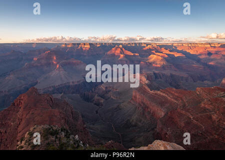 Coucher de soleil au Grand Canyon Mohave Point sur une soirée ensoleillée à l'automne Banque D'Images