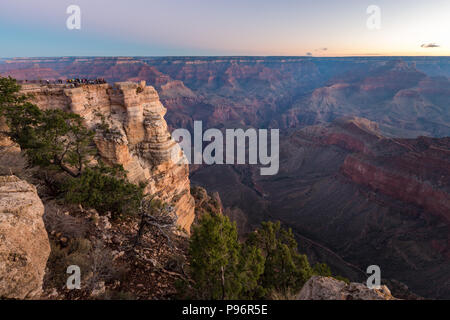 Chanta à Mather Point Grand Canyon South Rim avec beaucoup de gens à regarder le lever du soleil sur un beau matin à l'automne Banque D'Images