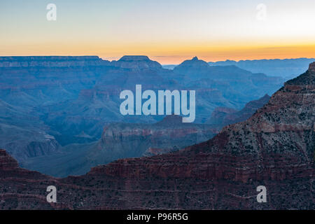 Instants avant le lever du soleil au Grand Canyon, Arizona Mather Point sur un matin ensoleillé à l'automne Banque D'Images