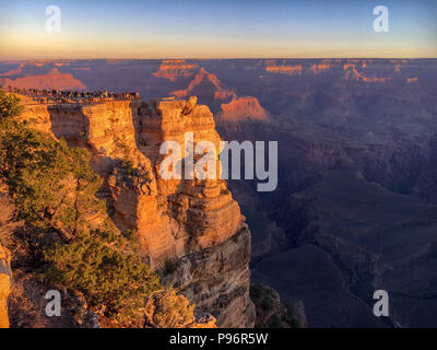 Chanta à Mather Point Grand Canyon South Rim avec beaucoup de gens à regarder le lever du soleil sur un beau matin à l'automne Banque D'Images