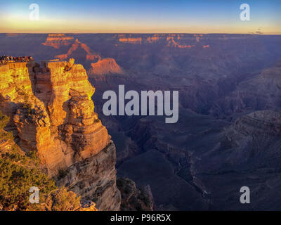 Chanta à Mather Point Grand Canyon South Rim avec beaucoup de gens à regarder le lever du soleil sur un beau matin à l'automne Banque D'Images