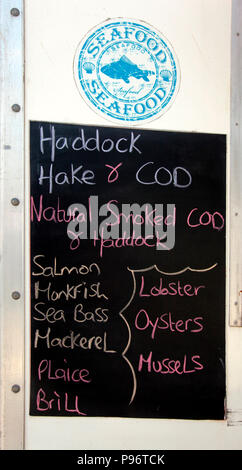 Menu Tableau de poissonnerie dans Kilkeel Harbour Banque D'Images