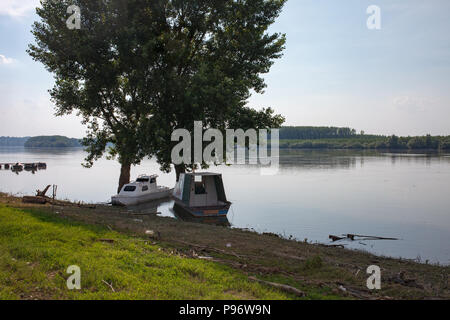 Les bateaux de pêche ancrés sur le Danube sur soir. La Serbie. Banque D'Images