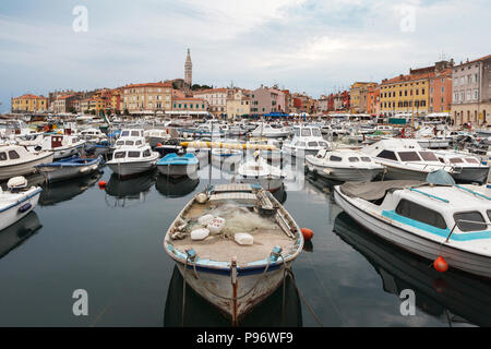 Croatie - Split sur la péninsule de l'Istrie. Ville balnéaire croate typique et marina. Banque D'Images