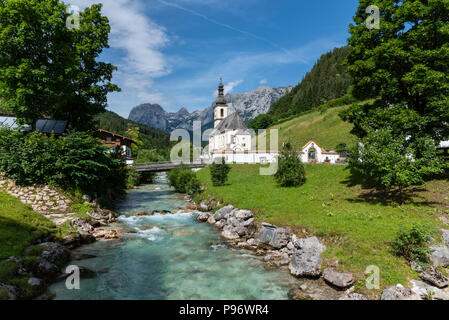 Jolie scène ensoleillée de l'église blanche, rivière et montagne à Ramsau Bei Berchtesgaden, en Bavière Banque D'Images