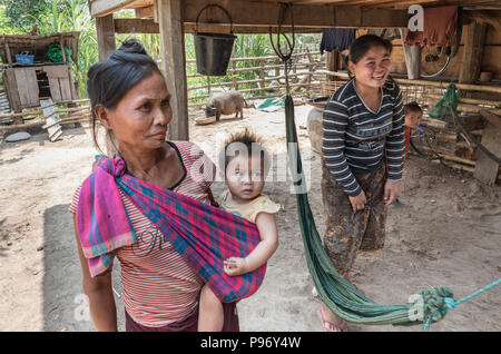 Trois générations de la famille dans un village rural, Nong Ping, Laos Banque D'Images