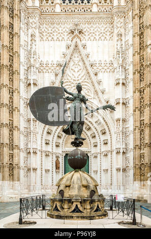 Porte du Prince. La statue à l'entrée de la Cathédrale de Séville, Andalousie, espagne. Cathédrale de Santa Maria de la Sede Banque D'Images