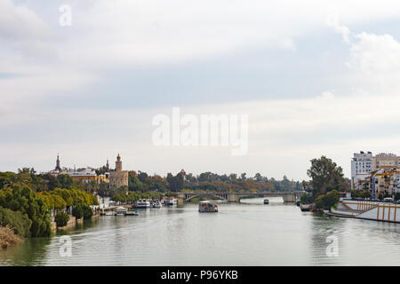 Paysage urbain de Séville avec Golden tower (Torre del Oro) le long du fleuve Guadalquivir. Andalousie, Espagne Banque D'Images