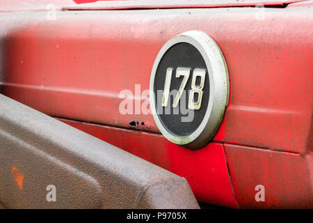 Le badge sur le couvercle du moteur d'un vieux rusty Massey Ferguson 178 tracteur rouge Banque D'Images