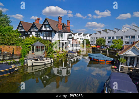 Appartements et maisons à côté de Marlow verrou sur la Tamise, à Marlow, dans le Buckinghamshire, Angleterre, RU Banque D'Images