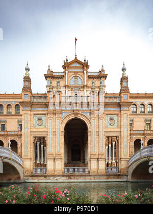 Vue avant du palace sur la Plaza de Espana (la place d'Espagne) à Séville, Andalousie, espagne. Banque D'Images