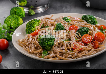 Pâtes brocoli 340simple avec tomates, fromage parmesan Banque D'Images