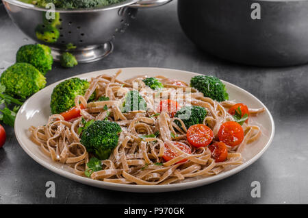 Pâtes brocoli 340simple avec tomates, fromage parmesan Banque D'Images