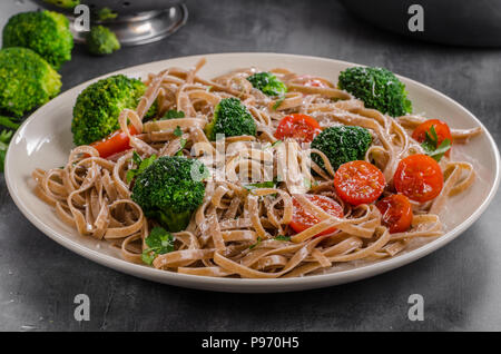 Pâtes brocoli 340simple avec tomates, fromage parmesan Banque D'Images