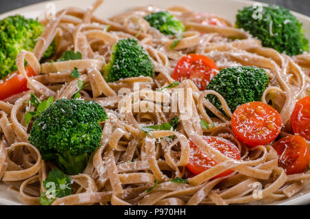 Pâtes brocoli 340simple avec tomates, fromage parmesan Banque D'Images