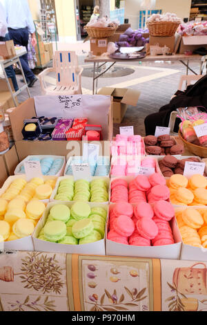 Nice, France. Macarons aux couleurs pastel en vente dans la rue du marché Banque D'Images