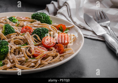 Pâtes brocoli 340simple avec tomates, fromage parmesan Banque D'Images