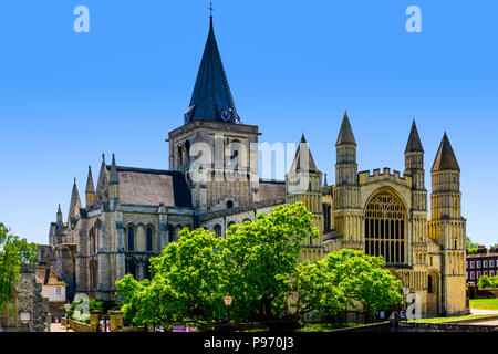 Cathédrale de Rochester, Rochester, Kent, Angleterre, contre un ciel bleu clair Banque D'Images