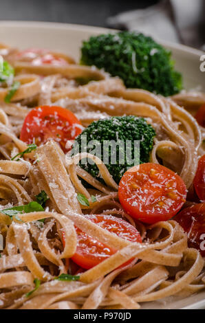 Pâtes brocoli 340simple avec tomates, fromage parmesan Banque D'Images