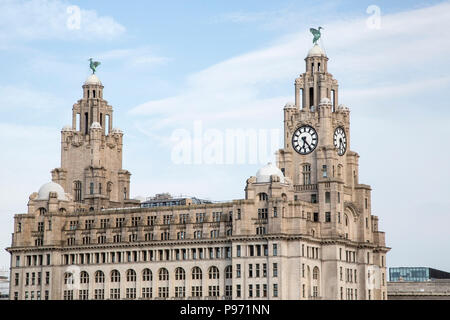 Vue sur le Liver Building sur Liverpool Pier Head montrant les tours d'horloge et de l'environnement Banque D'Images