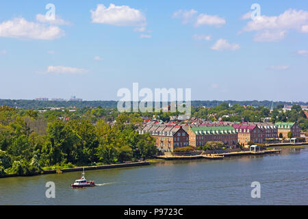 Une vue panoramique sur la vieille ville d'Alexandria de la rivière Potomac en Virginie, aux États-Unis. Une rivière waterfront le long de la rivière de lieux historiques désignés au niveau national Banque D'Images