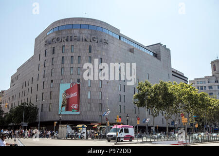 El Corte Ingles immeuble sur la rue Passeig de Gràcia à Barcelone. Barcelone est une ville en Espagne. Elle est la capitale et la plus grande ville de la Catalogne, ainsi que de la deuxième municipalité la plus populeuse de l'Espagne. En 2009 la ville a été classé troisième de l'Europe et l'un des plus réussi en tant que marque de la ville. Dans la même année, la ville a été classée quatrième de l'Europe meilleure ville pour les affaires et l'amélioration plus rapide de la ville européenne, avec la croissance s'est améliorée de 17  % par année, et la ville a connu une croissance forte et renouvelée au cours des trois dernières années. Banque D'Images