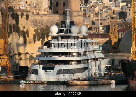 Les 147 mètres Lurssen superyacht Topaz en cours de maintenance en cale sèche au chantier naval de Palumbo Malte Banque D'Images