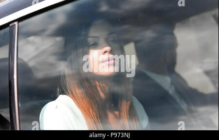 Belle affaires brunette regarde par la fenêtre de la voiture. Banque D'Images