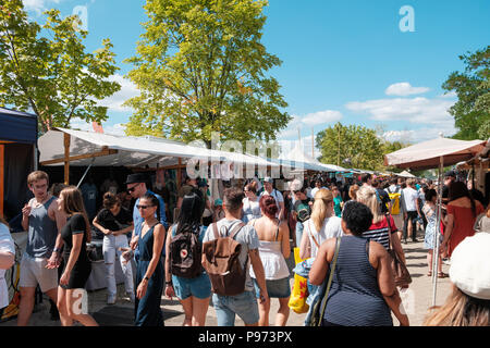 Berlin, Allemagne - juillet 2018 : foule de personnes marchant sur le marché aux puces (Flohmarkt Mauerpark) sur une journée ensoleillée à Berlin , Allemagne Banque D'Images