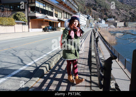 Femme attendre l'arrêt de bus au Japon Banque D'Images