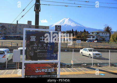 Fujisan limited express dans la gare à Fujikawaguchiko. Ligne Fujikyuko Banque D'Images