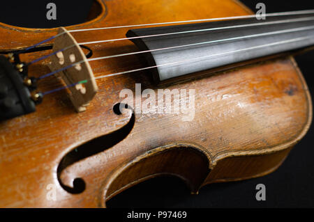 Gros plan du violon Vintage Bridge et trou F Banque D'Images