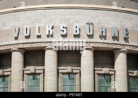 Berlin, Allemagne - juillet 2018 : La façade de l'Volksbuehne ('People's Theatre') à Rosa Luxemburg Platz à Berlin, Allemagne Banque D'Images