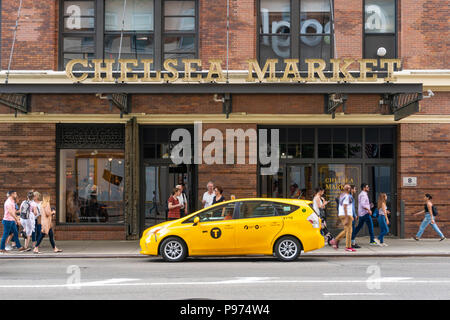 Les visiteurs du marché de Chelsea à New York City Banque D'Images