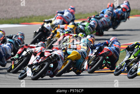 Hohenstein-Ernstthal, Allemagne. 15 juillet, 2018. Le Grand Prix moto d'Allemagne, Moto3 au Sachsenring : le champ à partir d'entrer dans le premier virage. Credit : Hendrik Schmidt/dpa-Zentralbild/dpa/Alamy Live News Banque D'Images