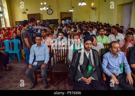 Srinagar, Inde. 15 juillet 2018. Musulmans du Cachemire s'asseoir pour un événement de mariage de masse à Srinagar, au Cachemire sous contrôle indien le dimanche. Mariage de masse de 105 couples musulmans tenue à Srinagar, organisé par l'organisation de la protection sociale principalement pour aider les familles économiquement arriéré qui ne peuvent pas se permettre le coût élevé de la cérémonie, de la dot et des cadeaux coûteux, qui prévaut encore dans de nombreuses communautés de l'Inde. Credit : SOPA/Alamy Images Limited Live News Banque D'Images