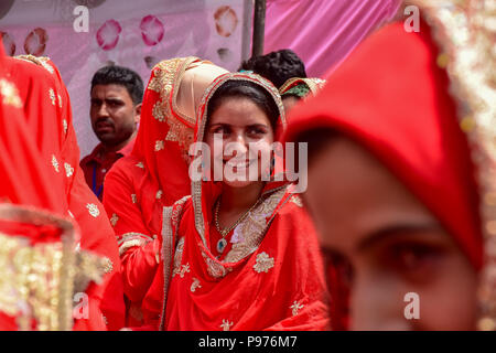 Srinagar, Inde. 15 juillet 2018. Les épouses de musulmans du Cachemire réagit lors de l'événement mariage à Srinagar, au Cachemire sous contrôle indien le dimanche. Mariage de masse de 105 couples musulmans tenue à Srinagar, organisé par l'organisation de la protection sociale principalement pour aider les familles économiquement arriéré qui ne peuvent pas se permettre le coût élevé de la cérémonie, de la dot et des cadeaux coûteux, qui prévaut encore dans de nombreuses communautés de l'Inde. Credit : SOPA/Alamy Images Limited Live News Banque D'Images