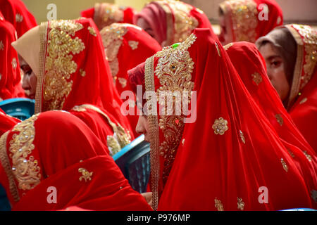 Srinagar, Inde. 15 juillet 2018. Les épouses de musulmans du Cachemire s'asseoir pour un événement de mariage de masse à Srinagar, au Cachemire sous contrôle indien le dimanche. Mariage de masse de 105 couples musulmans tenue à Srinagar, organisé par l'organisation de la protection sociale principalement pour aider les familles économiquement arriéré qui ne peuvent pas se permettre le coût élevé de la cérémonie, de la dot et des cadeaux coûteux, qui prévaut encore dans de nombreuses communautés de l'Inde. Credit : SOPA/Alamy Images Limited Live News Banque D'Images