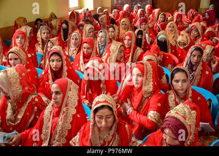 Srinagar, Inde. 15 juillet 2018. Les épouses de musulmans du Cachemire s'asseoir pour un événement de mariage de masse à Srinagar, au Cachemire sous contrôle indien le dimanche. Mariage de masse de 105 couples musulmans tenue à Srinagar, organisé par l'organisation de la protection sociale principalement pour aider les familles économiquement arriéré qui ne peuvent pas se permettre le coût élevé de la cérémonie, de la dot et des cadeaux coûteux, qui prévaut encore dans de nombreuses communautés de l'Inde. Credit : SOPA/Alamy Images Limited Live News Banque D'Images