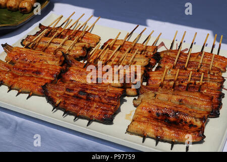 Tokyo, Japon. 14 juillet, 2018. Les anguilles grillées sont affichées sur un plat au restaurant de l'anguille japonaise du Funashu la chaîne festival de l'anguille d'avance sur l'anguille-jour de consommation à Tokyo le samedi 14 juillet, 2018. Les Japonais ont une coutume de manger l'anguille grillée le jour de l'Ox, 'Doyou no ushi no hi' en plein été. Credit : Yoshio Tsunoda/AFLO/Alamy Live News Banque D'Images