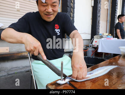 Tokyo, Japon. 14 juillet, 2018. Un employé de l'anguille japonaise restaurant et traiteur société Funachu découper une anguille pour spitchcock ou anguille kabayaki au festival de l'anguille d'avance sur l'anguille-jour de consommation à Tokyo le samedi 14 juillet, 2018. Les Japonais ont une coutume de manger l'anguille grillée le jour de l'Ox, 'Doyou no ushi no hi' en plein été. Credit : Yoshio Tsunoda/AFLO/Alamy Live News Banque D'Images