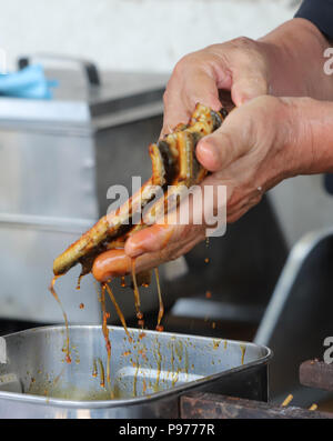 Tokyo, Japon. 14 juillet, 2018. Un employé de l'anguille japonaise restaurant et traiteur société Funachu les anguilles des grillades sur charbon de feu pour spitchcock ou anguille kabayaki au festival de l'anguille d'avance sur l'anguille-jour de consommation à Tokyo le samedi 14 juillet, 2018. Les Japonais ont une coutume de manger l'anguille grillée le jour de l'Ox, 'Doyou no ushi no hi' en plein été. Credit : Yoshio Tsunoda/AFLO/Alamy Live News Banque D'Images