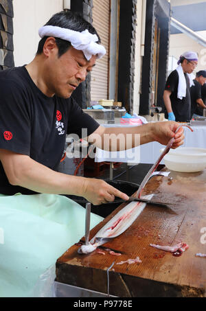 Tokyo, Japon. 14 juillet, 2018. Un employé de l'anguille japonaise restaurant et traiteur société Funachu découper une anguille pour spitchcock ou anguille kabayaki au festival de l'anguille d'avance sur l'anguille-jour de consommation à Tokyo le samedi 14 juillet, 2018. Les Japonais ont une coutume de manger l'anguille grillée le jour de l'Ox, 'Doyou no ushi no hi' en plein été. Credit : Yoshio Tsunoda/AFLO/Alamy Live News Banque D'Images