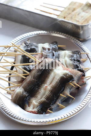 Tokyo, Japon. 14 juillet, 2018. Les anguilles sont de travers sur un plat pour dislpayed spitchcock ou anguille anguille kabayaki au restaurant de l'Funachu festival de l'anguille en amont du jour de consommation d'une anguille à Tokyo le samedi 14 juillet, 2018. Les Japonais ont une coutume de manger l'anguille grillée le jour de l'Ox, 'Doyou no ushi no hi' en plein été. Credit : Yoshio Tsunoda/AFLO/Alamy Live News Banque D'Images