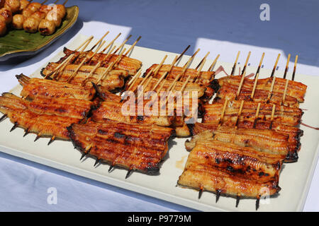 Tokyo, Japon. 14 juillet, 2018. Les anguilles grillées sont affichées sur un plat au restaurant l'anguille anguille du Funachu la chaîne de l'avant festival de l'anguille-jour de consommation à Tokyo le samedi 14 juillet, 2018. Les Japonais ont une coutume de manger l'anguille grillée le jour de l'Ox, 'Doyou no ushi no hi' en plein été. Credit : Yoshio Tsunoda/AFLO/Alamy Live News Banque D'Images