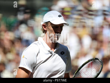 15 juillet 2018, l'All England Lawn Tennis et croquet Club, Londres, Angleterre ; le tennis de Wimbledon, Jour 13 mens des célibataires finale, Novak Djokovic (SRB) contre Kevin Anderson (RSA) ; Kevin Anderson (RSA) à déçu au cours de la première série d'Action Crédit : Plus de Sports/Alamy Live News Banque D'Images