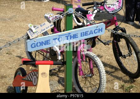 Allé à la plage et des vélos pour enfants, signe uk Banque D'Images